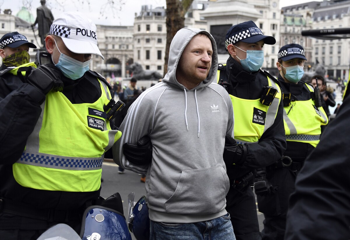 Jeden zo zatknutých protestujúcich v Londýne, 20. marca 2021.