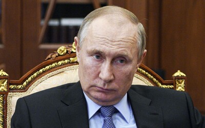 Vladimirovi Putinovi sa údajne pri páde zo schodov v dôsledku rakoviny samovoľne uvoľnili exkrementy.