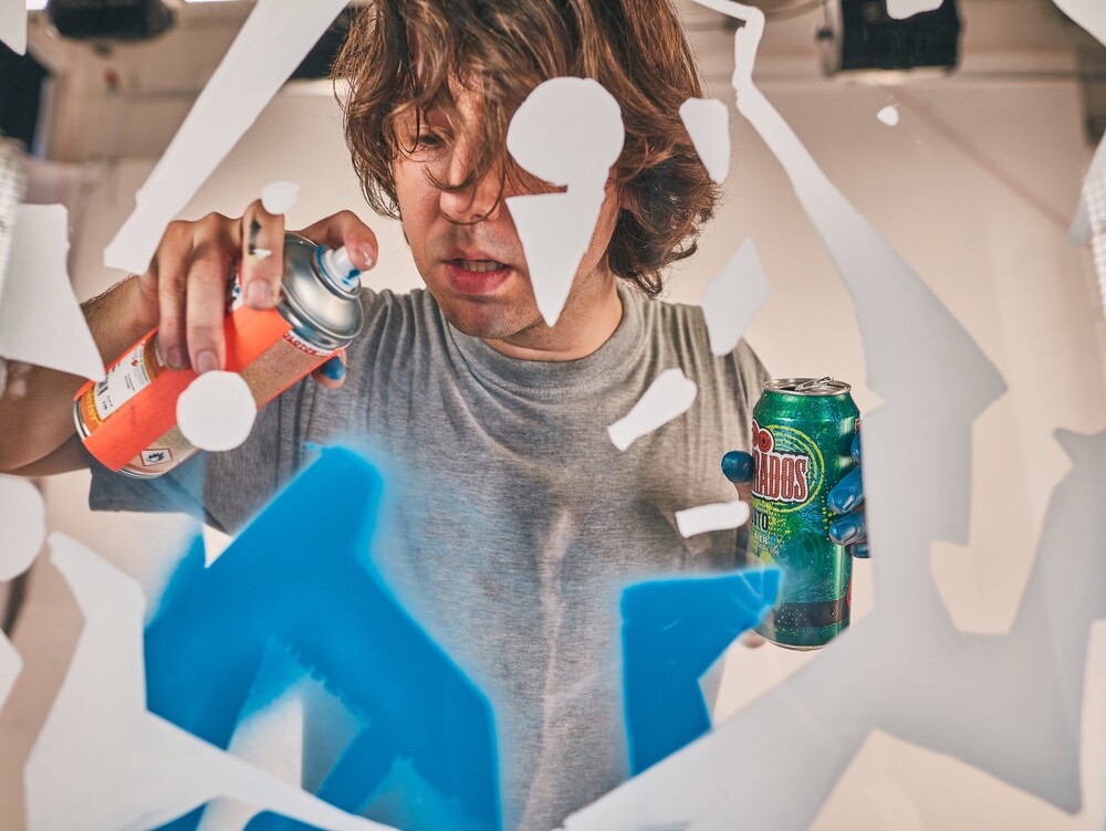 Karla Cettla nejvíce inspirovalo Desperados Mojito, podle něj se dílo také jmenuje.