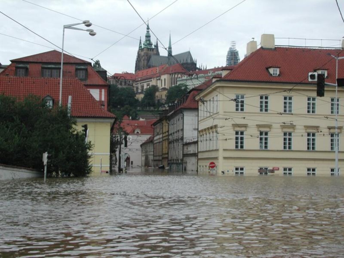 Povodněmi zasažená Malá Strana.