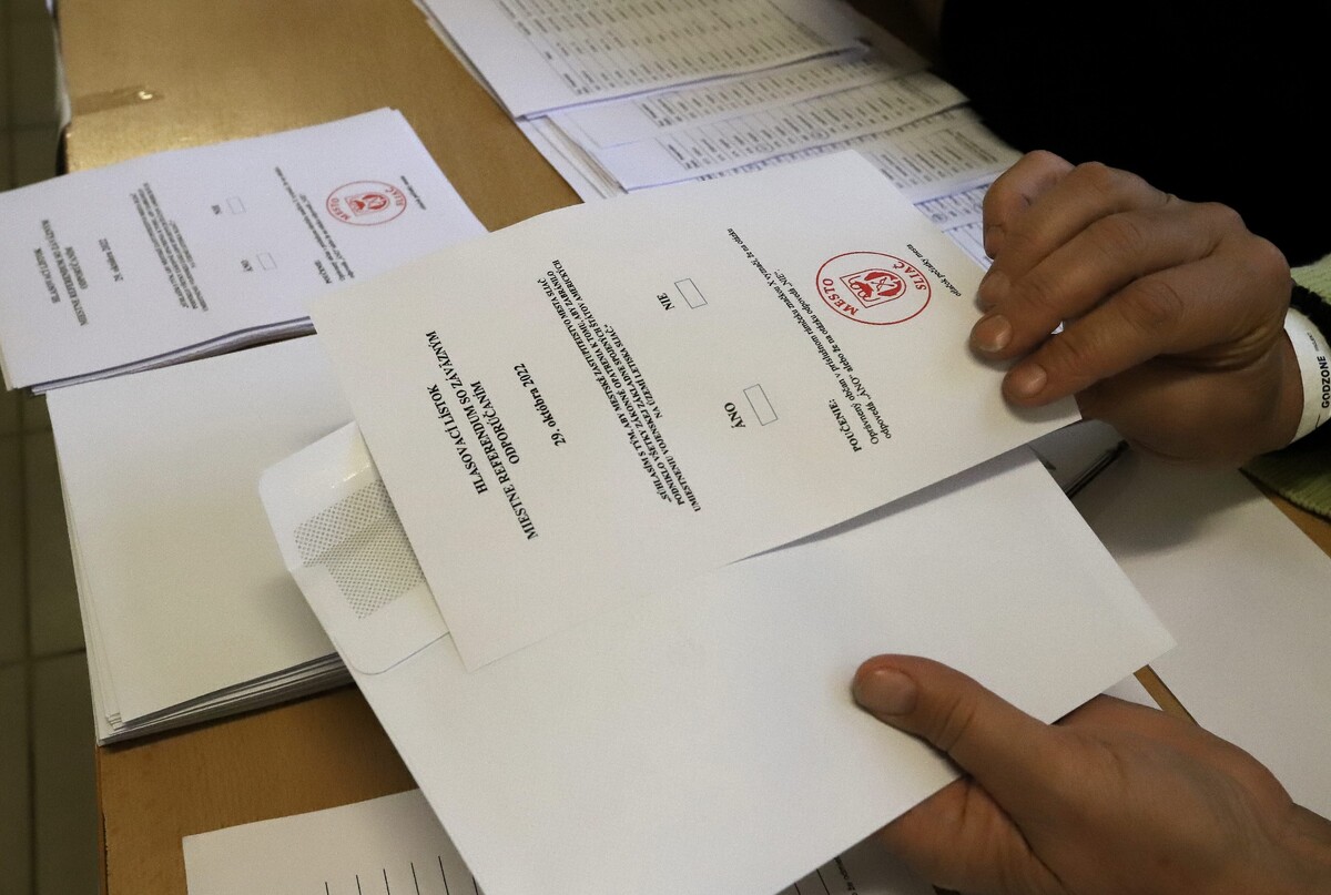 Na snímke referendový hlasovací lístok vo volebnej miestnosti v Sliači, kde okrem volieb do orgánov samosprávy obcí a voľby do orgánov samosprávnych krajov prebieha aj referendum o vojenskej základni USA v Sliači.