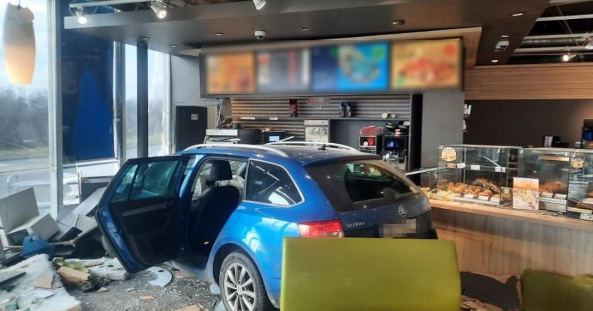 Mladý řidič ve velké rychlosti naboural do benzinky u Olomouce. Říká, že jel podle navigace