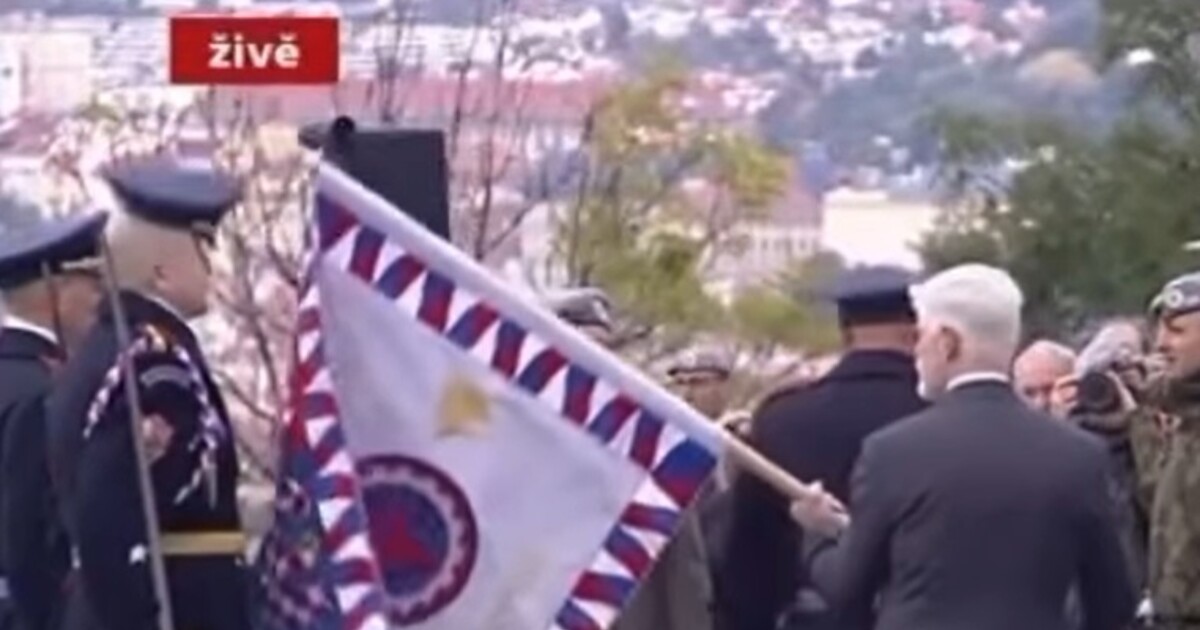 VIDEO: Prezident Pavel při pietní akci trefil vojáka bojovým praporem do hlavy