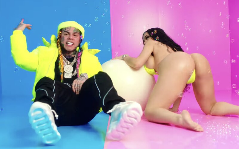 6ix9ine má pokoj plný polonahých žen. Polévá je mlékem a rapuje španělsky.