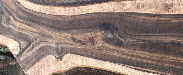 Estetická tmavě hnědá barva je tím, pro co je tato dřevina hojně vyhledávána. Dřevo je ušlechtilé, hladké a tvrdé a má velmi dobrou pevnost. Má jen omezenou odolnost vůči povětrnostním vlivům, proto se obvykle používá v interiérech. 