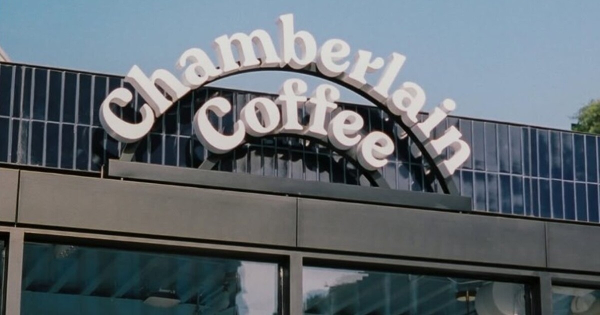 Influencerka Emma Chamberlain otevřela svou první kavárnu. V Chamberlain Coffee seženeš kávu, matchu i sweet treats