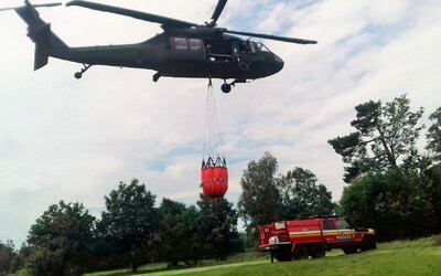 Na Slovensku prvýkrát hasí požiar slávny vrtuľník Black Hawk