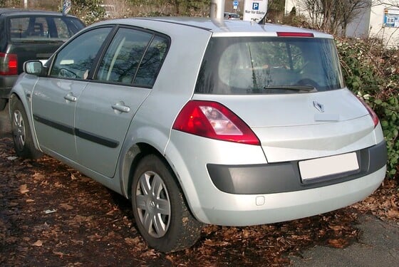 Na fotce vidíš osobní automobil vyráběný francouzskou automobilkou Renault od roku 1995. Jak se jmenuje?