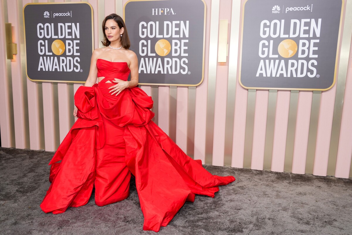 Herečka Lily James stavila na červenú a štýl klasického Hollywoodu. Na Golden Globes predviedla jeden z najvýraznejších outfitov.