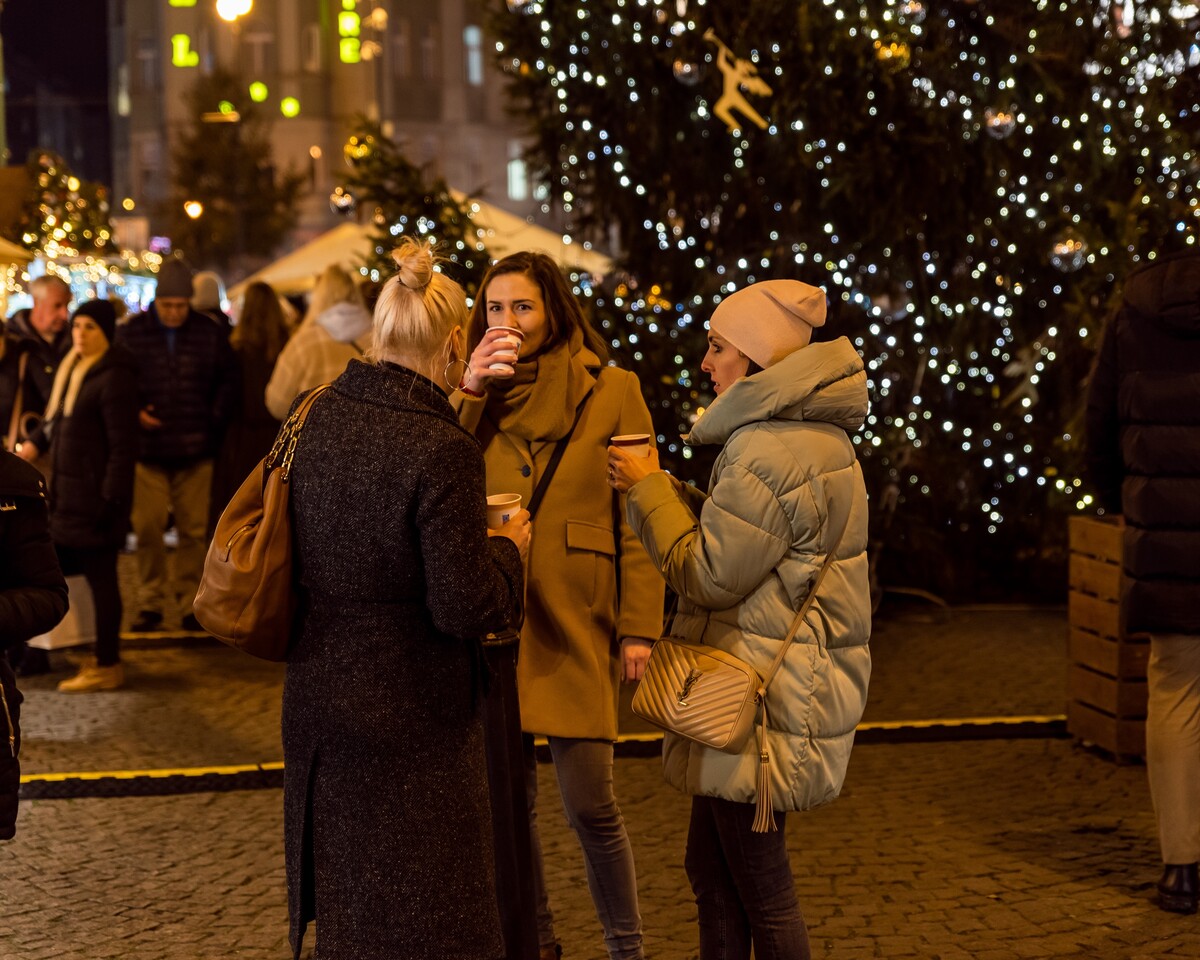 Vánoční trhy jsou v Praze také na náměstí Republiky před Palladiem.