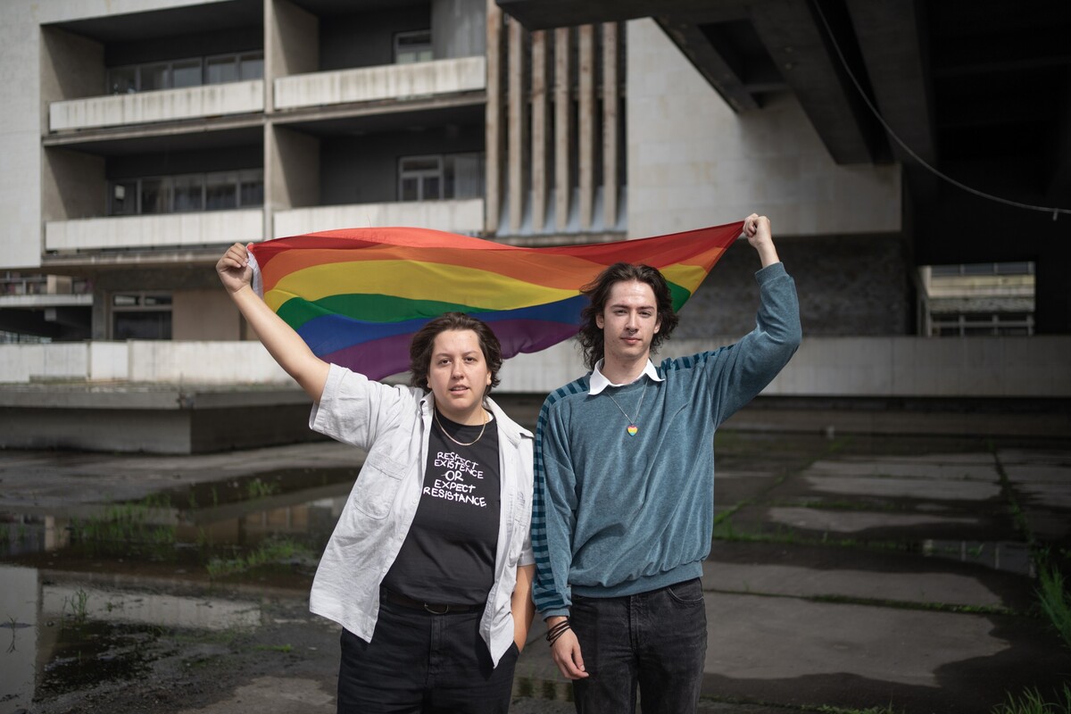 Karolína Nodesová a Adam Malý z organizace Most Pride.