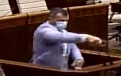 VIDEO: Suja oblial Matoviča v parlamente vodou. „Ste človek, ktorý vedie organizovanú zločineckú skupinu,“ kričal na neho.