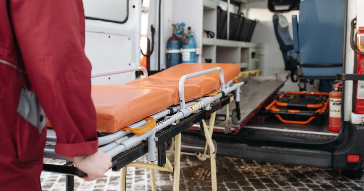 Čech hasil požár v pálenici. Sám utrpěl těžké popáleniny, jeho stav je kritický