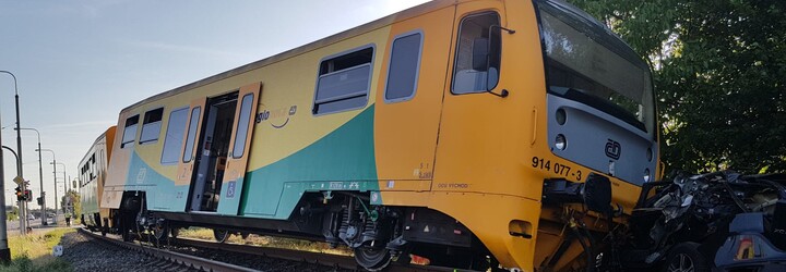 Nehoda ve Zlíně: Vlak se na přejezdu bez závor střetl s automobilem, jeden člověk zemřel