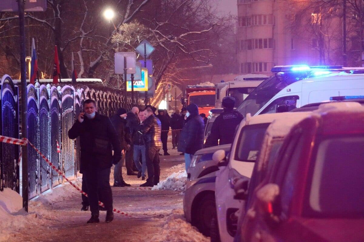 Policajti pred úradom, kde sa strieľalo.