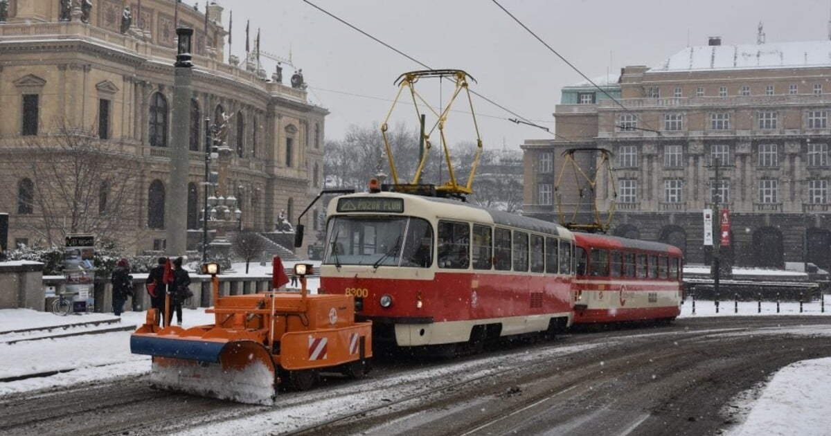VIDEO: Praha kvůli sněhové kalamitě poslala do ulic speciální tramvaje s pluhem. Koukni, jak vypadají v akci