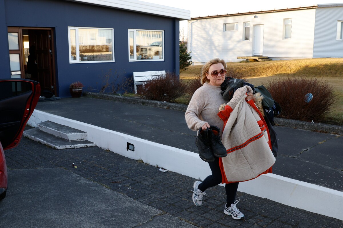 Obyvatelka města Grindavík se mohla stejně jako mnozí další na chvíli vrátit pro cenné a nezbytné věci.