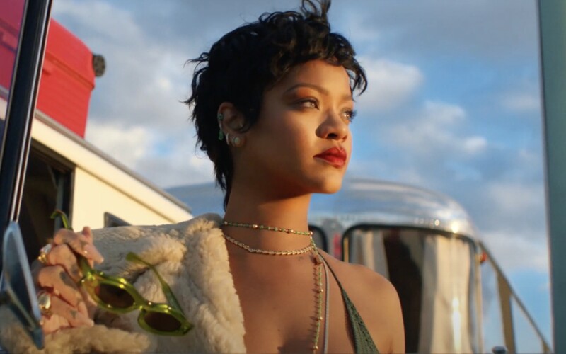VIDEO: Okouzlující Rihanna ovládla reklamu na luxusní cestovní kufry. Sekundují jí Roger Federer i LeBron James.