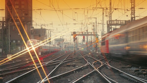 Aká je najvyššia rýchlosť, ktorou môžu ísť vlaky na tratiach slovenských železníc? 