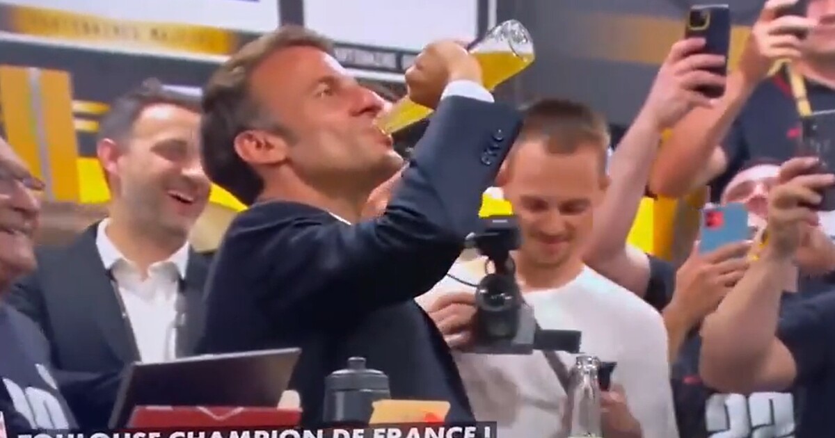 Video: Macron vypil láhev piva za 17 vteřin, čelí kritice za podporu pití i toxické maskulinity. Co si o tom myslíš ty?