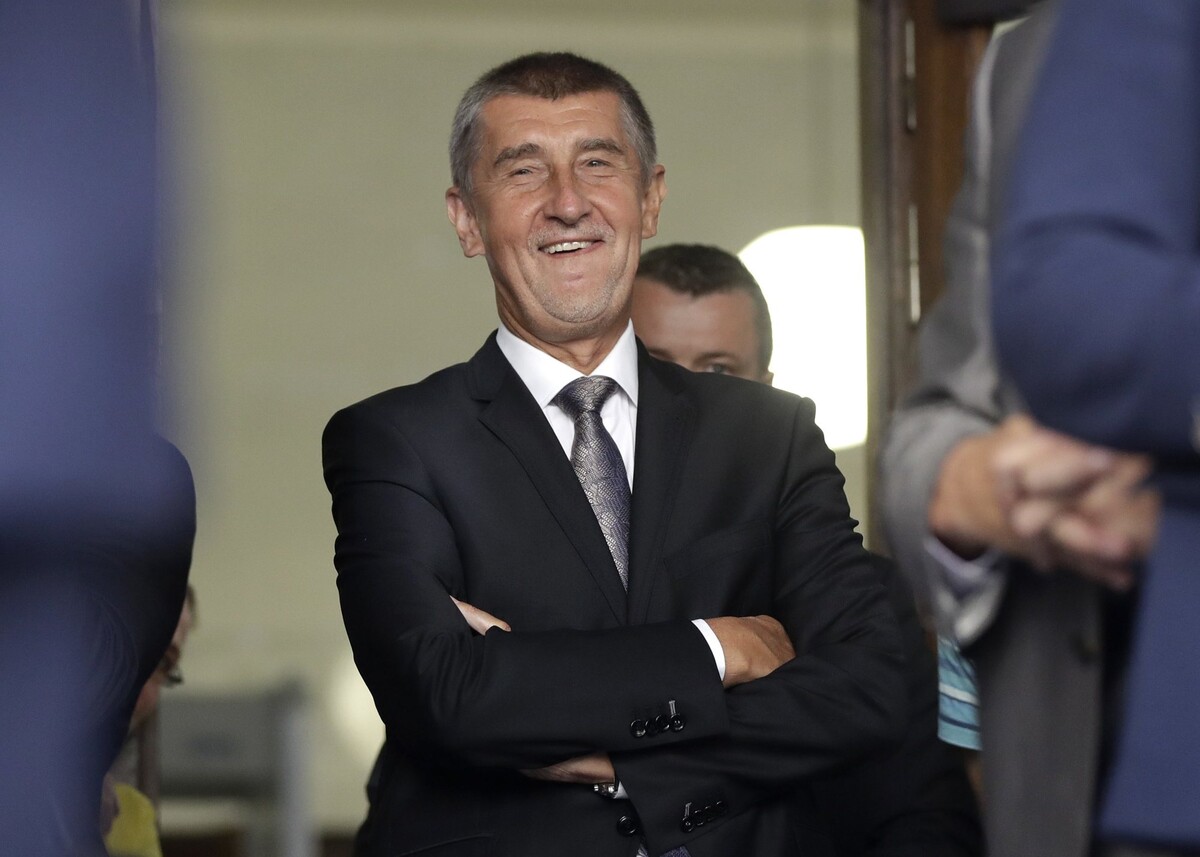 Český premiér a líder hnutia ANO Andrej Babiš sa usmieva počas slávnostnej ceremónie v Prahe v auguste 2018. 