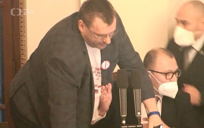 Výstup poslance Volného ve Sněmovně už řeší policie, podezírá ho z trestného činu výtržnictví.