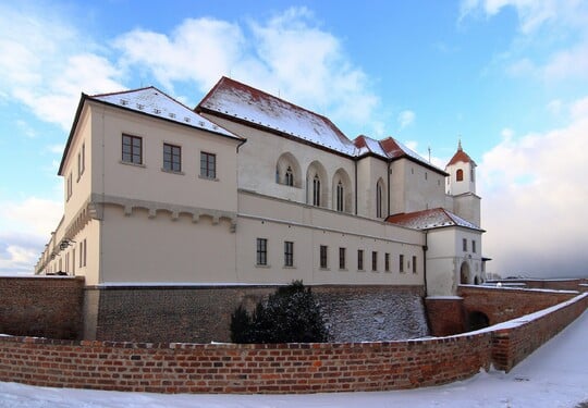 Který hrad sloužil jako důležité vězení a dnes vévodí Brnu?