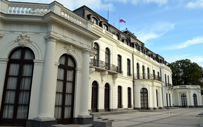 „Muž s ricinem“ a další ruský diplomat byli vyhoštěni z Česka, na odjezd mají dva dny. Ruské velvyslanectví je rozčarováno.