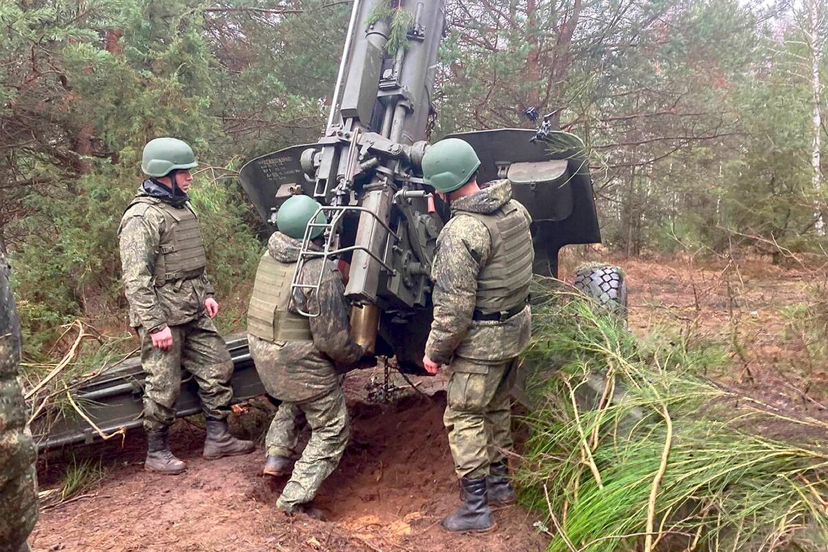 Na snímke, ktorú zverejnilo ruské ministerstvo obrany v stredu 23. novembra 2022, ruskí vojaci sa zúčastňujú na delostreleckom a bojovom výcviku na bieloruskej vojenskej strelnici.