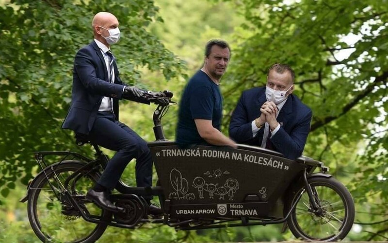 Slováci si uťahujú z kaderníckej minulosti Branislava Gröhlinga kvôli kauze jeho diplomovej práce. Toto sú najvtipnejšie reakcie.