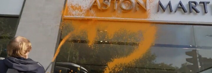 VIDEO: Aktivisté nasprejovali barvu na showroom Aston Martin. To není svoboda projevu, ale vandalismus, řekla ministryně