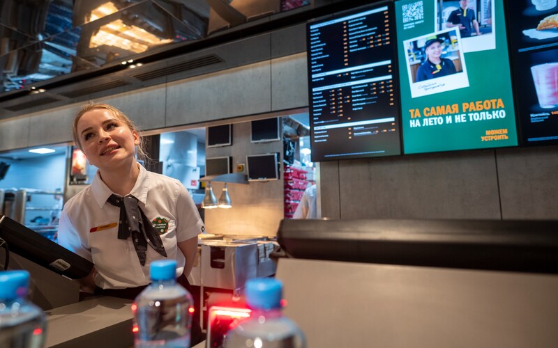 FOTO: Ruská náhrada McDonald’s otevřela své první pobočky, takto to vypadá uvnitř.