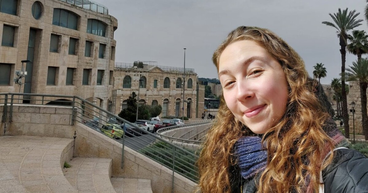 Celestína studuje v Jeruzalémě: Kdekoliv potkáš člověka se samopalem, bydlení a jídlo jsou drahé – za pivo zaplatíš 240 korun