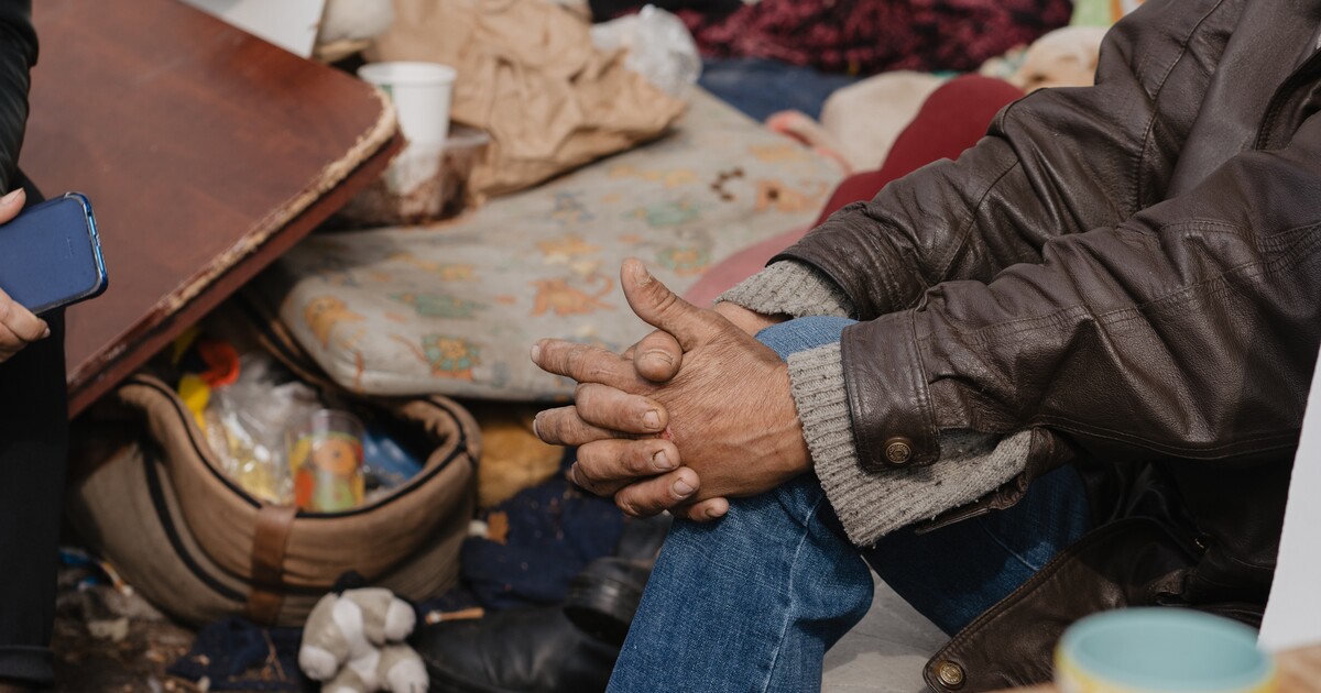 Policista bezdůvodně vyhrožoval bezdomovci, že ho zastřelí. Muž se strachy pokálel