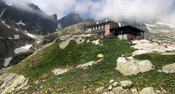 Táto chata vo Vysokých Tatrách sa nachádza v nadmorskej výške 2 015 m n. m. Ako sa volá?