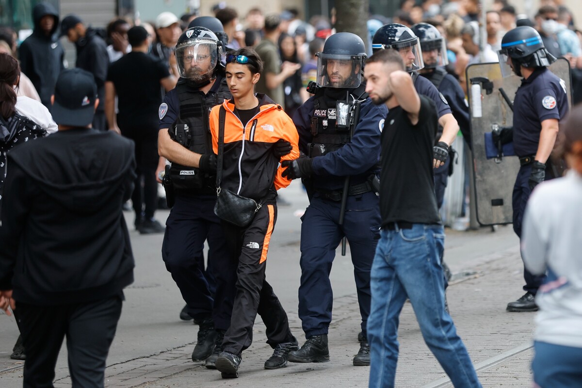 Francúzi nasadia do ulíc v piatok 14. júla až 130-tisíc policajtov. Obávajú sa rozsiahlych protestov.
