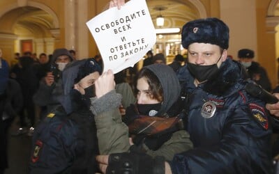 Lidé v Rusku protestují za svobodu Navalného i v -50stupňových mrazech. Policie zadržela i jeho manželku Juliji.