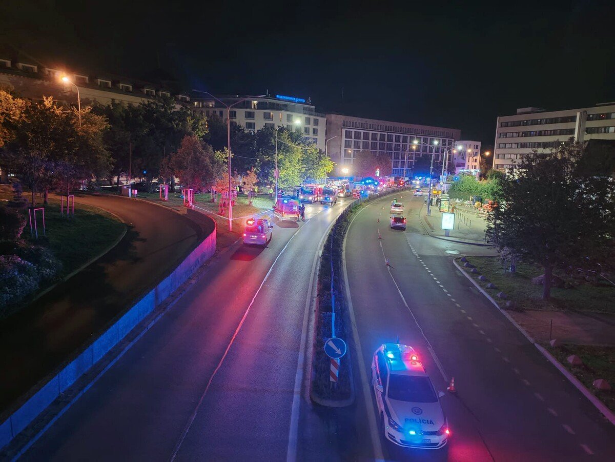 Na bratislavskej Zochovej ulici narazilo v nedeľu 2. októbra 2022 krátko po 22.15 h auto do zastávky mestskej hromadnej dopravy. Nehoda si podľa doterajších informácií vyžiadala štyroch mŕtvych a sedem zranených.