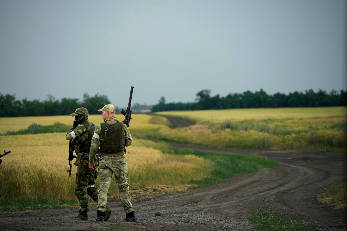 Ruskí vojaci strážia územie vedľa poľa so pšenicou v Záporožskej oblasti na juhu Ukrajiny počas 111. dňa ruskej invázie na Ukrajinu v utorok 14. júna 2022.