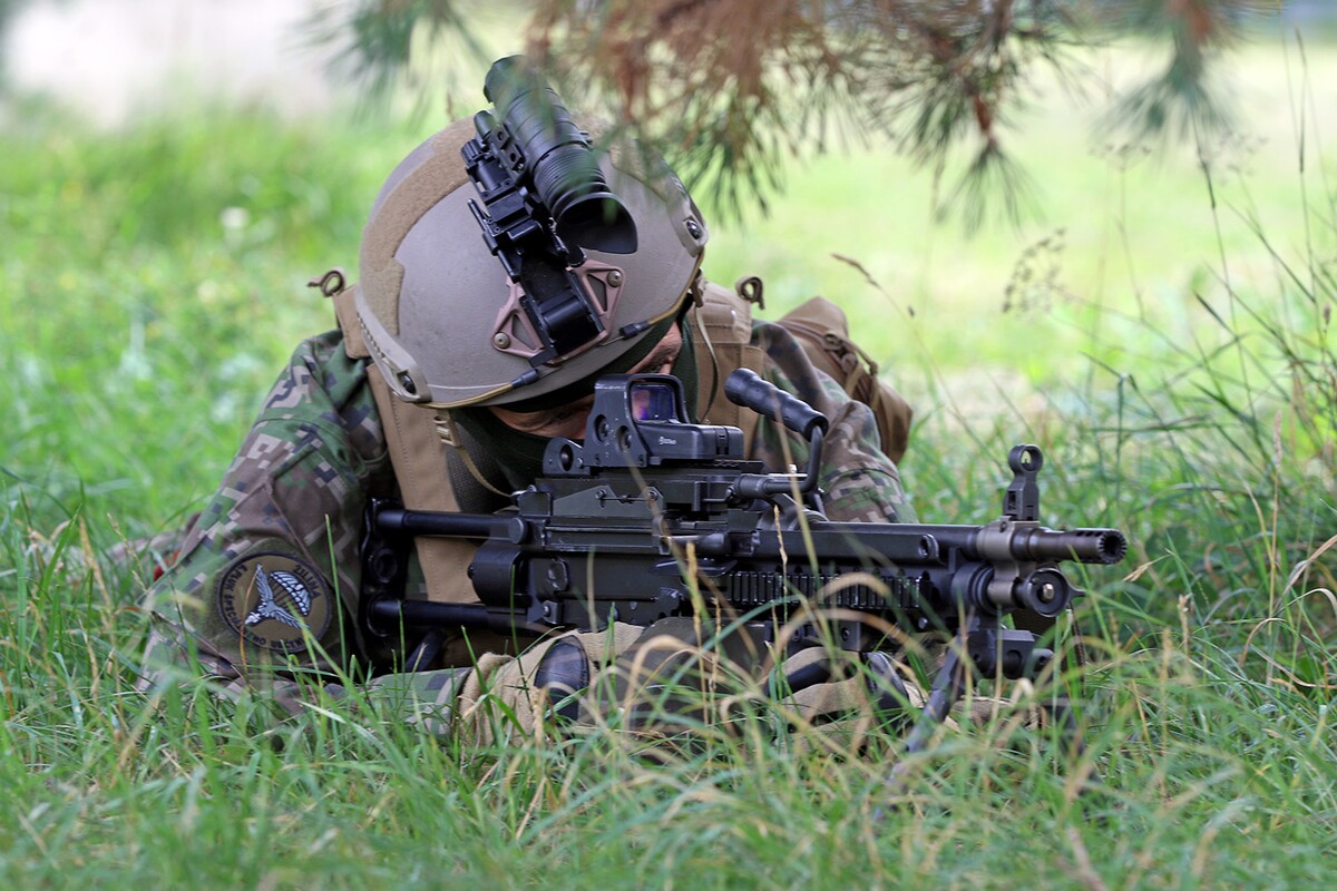 Vojak s novým ľahkým guľometom FN MINIMI 5,56mm