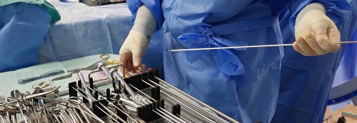 Skupina rumunských lékařů je podezřelá z opětovného použití implantátů z mrtvol