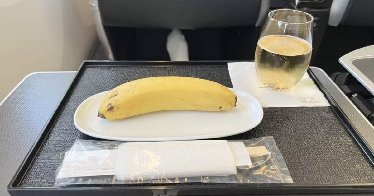Pasažér byznys třídy si objednal veganskou snídani. Dostal jeden banán