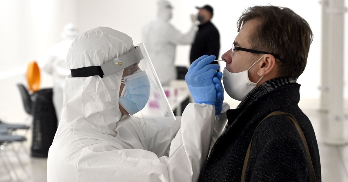 Covid opět sílí, nakažených je nejvíc za poslední rok