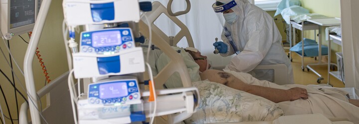 Najprv bojoval proti očkovaniu, teraz bojuje o život. „Ak by som mohol vrátiť čas, vrátil by som,“ tvrdí 34-ročný muž z Anglicka