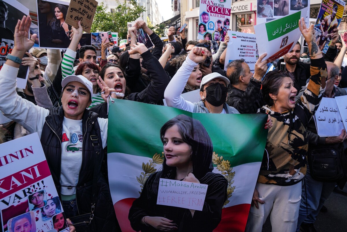 Mahsa Amini Iran Asra Panahi protest Írán