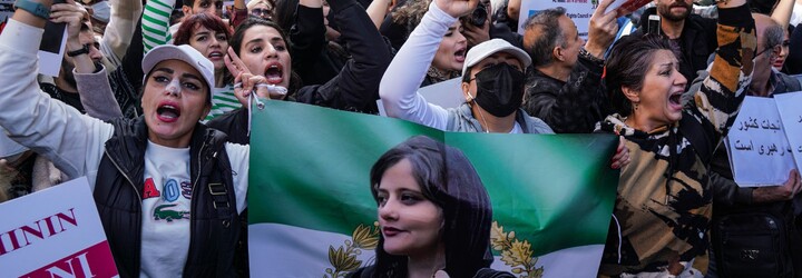 Írán: Je rozpuštění mravnostní policie důležitým krokem? Protesty nejspíš nezastaví