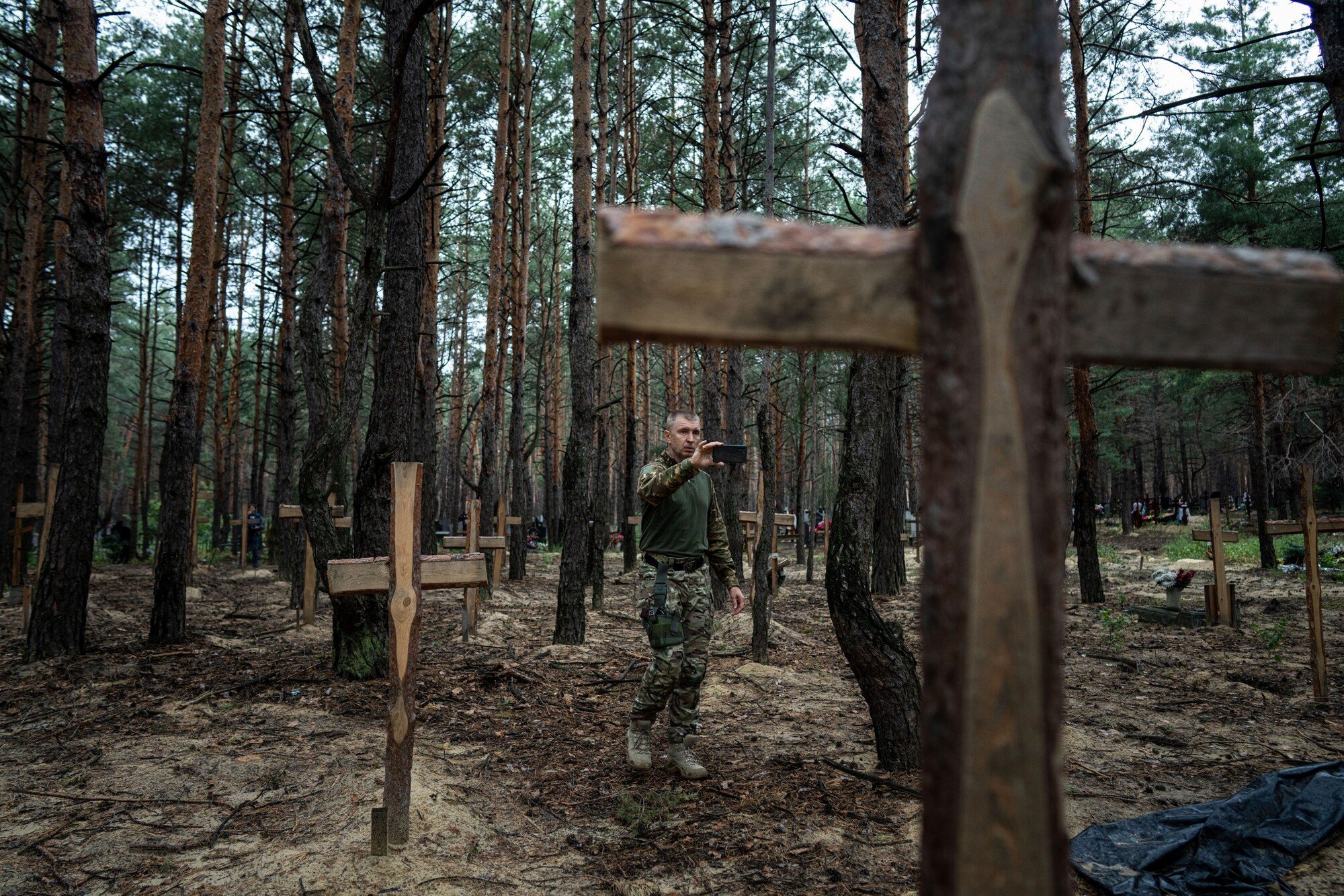 V meste Izium na východe Ukrajiny objavili vyšetrovatelia masový hrob. Ukrajinská armáda len nedávno oslobodila toto mesto spod ruskej okupácie. V Iziume našli hromadné pohrebisko so 440 hrobmi. (15. september 2022)