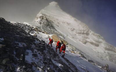 Základní tábor na Mount Everestu se přesune. Důvodem je změna klimatu i lidská moč.