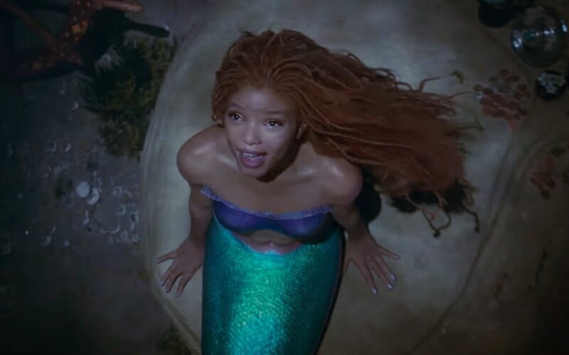 Malá morská víla Ariel sa v hranej verzii od Disney odhaľuje v prvom traileri.