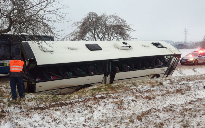 Na Jihlavsku havaroval autobus plný dětí. Na místě je nejméně 10 zraněných.